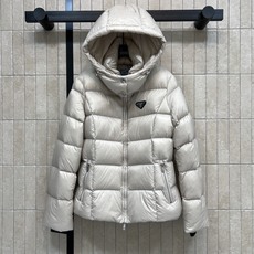 PD家 26秋冬新款 连帽短款羽绒服外套 可拆卸连帽搭配立领结构 一衣两穿 胸口经典三角logo徽章 分格充绒饱满蓬松 PD家 26秋冬新款 连帽短款羽绒服外套 可拆卸连帽搭配立领结构 一衣两穿 胸口经典三角logo徽章 分格充绒饱满蓬松