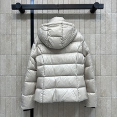 PD家 26秋冬新款 连帽短款羽绒服外套 可拆卸连帽搭配立领结构 一衣两穿 胸口经典三角logo徽章 分格充绒饱满蓬松 PD家 26秋冬新款 连帽短款羽绒服外套 可拆卸连帽搭配立领结构 一衣两穿 胸口经典三角logo徽章 分格充绒饱满蓬松