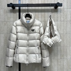 PD家 26秋冬新款 连帽短款羽绒服外套 可拆卸连帽搭配立领结构 一衣两穿 胸口经典三角logo徽章 分格充绒饱满蓬松 PD家 26秋冬新款 连帽短款羽绒服外套 可拆卸连帽搭配立领结构 一衣两穿 胸口经典三角logo徽章 分格充绒饱满蓬松
