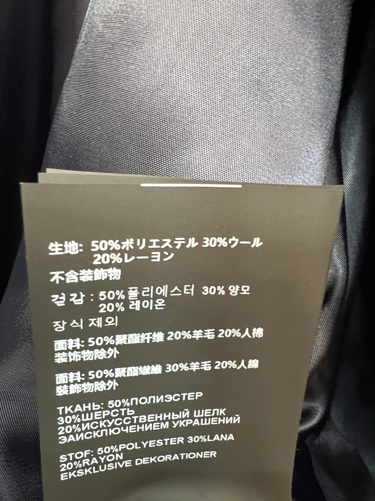 PD家 26早秋新款 藏青色翻领夹克 经典利落的翻领版型 主拉链开合穿脱便捷 两侧斜插口袋 下摆与袖口采用松紧收束设计 