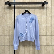 Self家 26早秋新款 蓝色针织开衫 采用羊毛混纺针织面料 触感软糯亲肤 简约圆领搭配同色系圆纽扣 穿脱方便 手工网纱 Self家 26早秋新款 蓝色针织开衫 采用羊毛混纺针织面料 触感软糯亲肤 简约圆领搭配同色系圆纽扣 穿脱方便 手工网纱