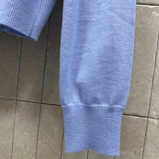 Self家 26早秋新款 蓝色针织开衫 采用羊毛混纺针织面料 触感软糯亲肤 简约圆领搭配同色系圆纽扣 穿脱方便 手工网纱 Self家 26早秋新款 蓝色针织开衫 采用羊毛混纺针织面料 触感软糯亲肤 简约圆领搭配同色系圆纽扣 穿脱方便 手工网纱