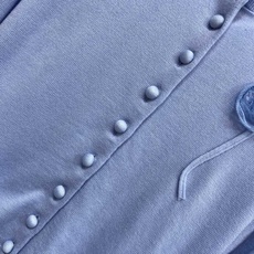 Self家 26早秋新款 蓝色针织开衫 采用羊毛混纺针织面料 触感软糯亲肤 简约圆领搭配同色系圆纽扣 穿脱方便 手工网纱 Self家 26早秋新款 蓝色针织开衫 采用羊毛混纺针织面料 触感软糯亲肤 简约圆领搭配同色系圆纽扣 穿脱方便 手工网纱