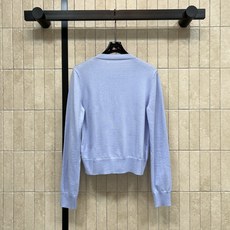 Self家 26早秋新款 蓝色针织开衫 采用羊毛混纺针织面料 触感软糯亲肤 简约圆领搭配同色系圆纽扣 穿脱方便 手工网纱 Self家 26早秋新款 蓝色针织开衫 采用羊毛混纺针织面料 触感软糯亲肤 简约圆领搭配同色系圆纽扣 穿脱方便 手工网纱