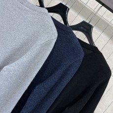 D家 26早秋新款 针织刺绣上衣 采用山羊绒针织面料 穿着舒适不紧绷 衣身精致logo刺绣醒目耐看 散落细碎闪钻点缀 面 D家 26早秋新款 针织刺绣上衣 采用山羊绒针织面料 穿着舒适不紧绷 衣身精致logo刺绣醒目耐看 散落细碎闪钻点缀 面