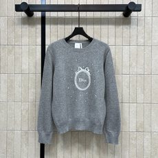 D家 26早秋新款 针织刺绣上衣 采用山羊绒针织面料 穿着舒适不紧绷 衣身精致logo刺绣醒目耐看 散落细碎闪钻点缀 面 D家 26早秋新款 针织刺绣上衣 采用山羊绒针织面料 穿着舒适不紧绷 衣身精致logo刺绣醒目耐看 散落细碎闪钻点缀 面