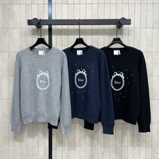 D家 26早秋新款 针织刺绣上衣 采用山羊绒针织面料 穿着舒适不紧绷 衣身精致logo刺绣醒目耐看 散落细碎闪钻点缀 面 D家 26早秋新款 针织刺绣上衣 采用山羊绒针织面料 穿着舒适不紧绷 衣身精致logo刺绣醒目耐看 散落细碎闪钻点缀 面
