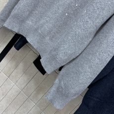 D家 26早秋新款 针织刺绣上衣 采用山羊绒针织面料 穿着舒适不紧绷 衣身精致logo刺绣醒目耐看 散落细碎闪钻点缀 面 D家 26早秋新款 针织刺绣上衣 采用山羊绒针织面料 穿着舒适不紧绷 衣身精致logo刺绣醒目耐看 散落细碎闪钻点缀 面