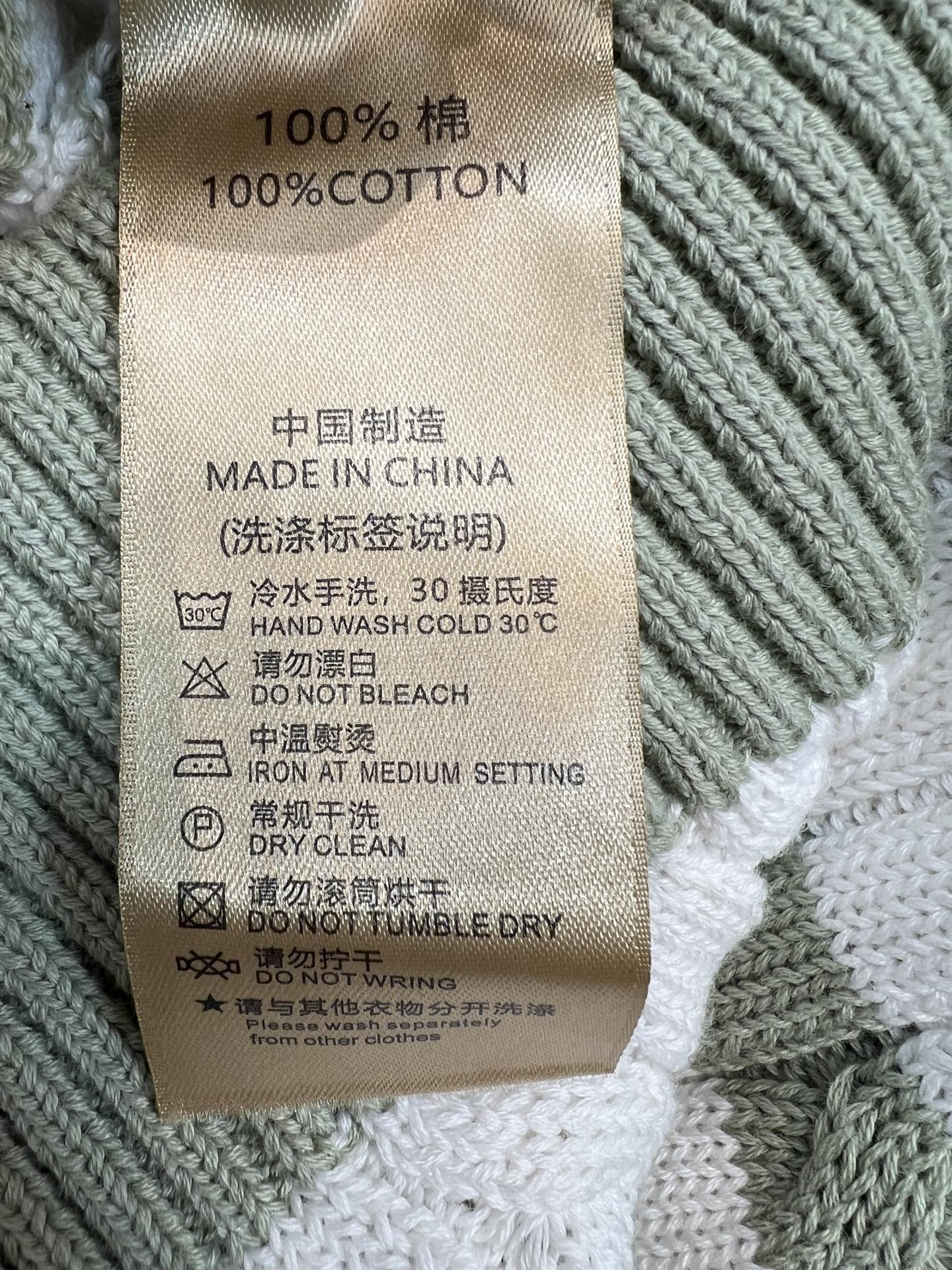 26早秋新款 条纹针织开衫 圆领单排扣设计 衣身细腻麻花绞花肌理 胸口精致小熊刺绣 罗纹收边领口 袖口和下摆 短款版型拉