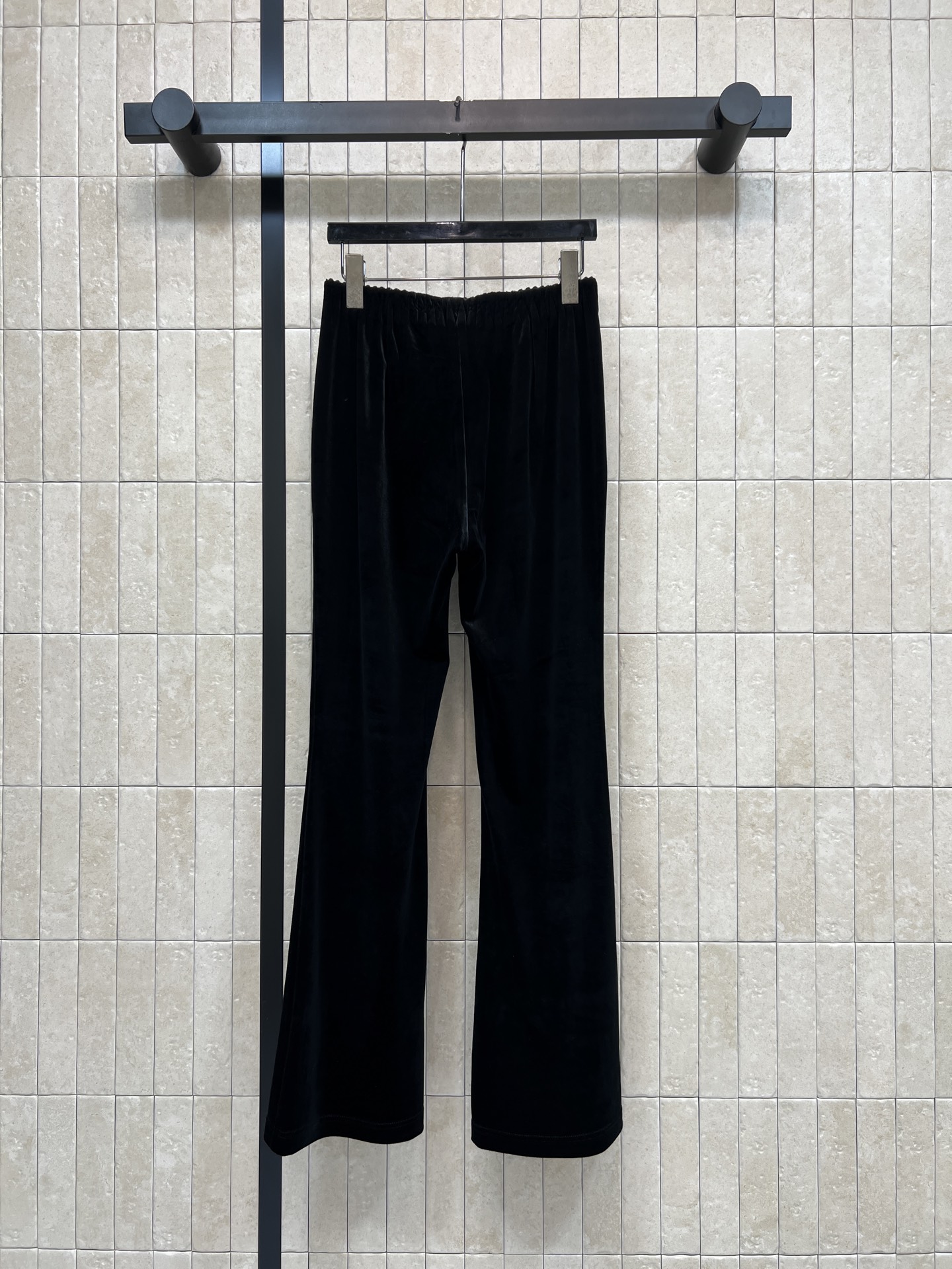 L家 26早秋新款 黑色高腰微喇裤 甄选细腻顺滑的金丝绒面料 自带柔和柔光质感 触感软糯亲肤 弹力松紧腰头适配各类腰围 