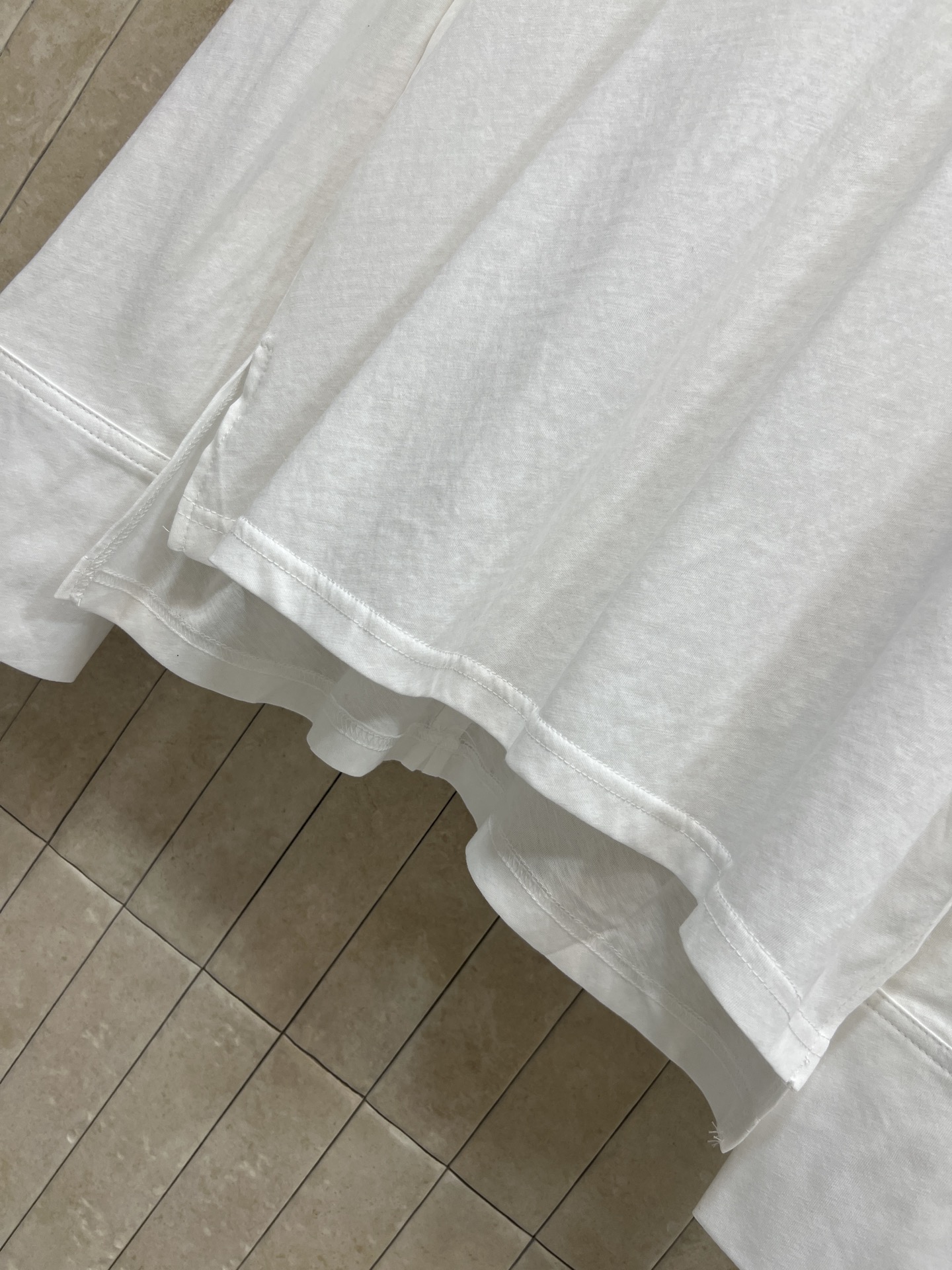 L家 26早秋新款 白色长袖上衣 采用高品质棉面料轻薄透气 基础圆领贴合脖颈 不挑脸型 自带松弛随性质感 前短后长开叉袖