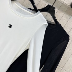 C家 26早秋新款 圆领长袖上衣 简约圆领贴合颈部线条 胸口精致logo低调显贵 面料轻薄透气 自带细腻网眼肌理 上身柔 C家 26早秋新款 圆领长袖上衣 简约圆领贴合颈部线条 胸口精致logo低调显贵 面料轻薄透气 自带细腻网眼肌理 上身柔