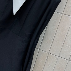 26早秋新款 撞色翻领背心裙 别致的交叉式白色大翻领打造强烈撞色美感 无袖剪裁展露精致肩颈线条 上身自带优雅 高腰剪裁收 26早秋新款 撞色翻领背心裙 别致的交叉式白色大翻领打造强烈撞色美感 无袖剪裁展露精致肩颈线条 上身自带优雅 高腰剪裁收