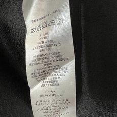 26早秋新款 撞色翻领背心裙 别致的交叉式白色大翻领打造强烈撞色美感 无袖剪裁展露精致肩颈线条 上身自带优雅 高腰剪裁收 26早秋新款 撞色翻领背心裙 别致的交叉式白色大翻领打造强烈撞色美感 无袖剪裁展露精致肩颈线条 上身自带优雅 高腰剪裁收