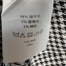 D家 26早秋新款 千鸟格无袖背心裙 挺括有型不容易起皱 简约圆领无袖剪裁 领口处搭配精致哑光黑色蝴蝶结logo作为点缀 D家 26早秋新款 千鸟格无袖背心裙 挺括有型不容易起皱 简约圆领无袖剪裁 领口处搭配精致哑光黑色蝴蝶结logo作为点缀