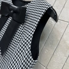 D家 26早秋新款 千鸟格无袖背心裙 挺括有型不容易起皱 简约圆领无袖剪裁 领口处搭配精致哑光黑色蝴蝶结logo作为点缀 D家 26早秋新款 千鸟格无袖背心裙 挺括有型不容易起皱 简约圆领无袖剪裁 领口处搭配精致哑光黑色蝴蝶结logo作为点缀