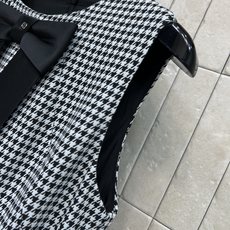 D家 26早秋新款 千鸟格收腰连衣长裙 面料厚实挺括 无袖圆领设计 领口配有精致蝴蝶结装饰 自带同花纹腰带 可以收紧腰线 D家 26早秋新款 千鸟格收腰连衣长裙 面料厚实挺括 无袖圆领设计 领口配有精致蝴蝶结装饰 自带同花纹腰带 可以收紧腰线