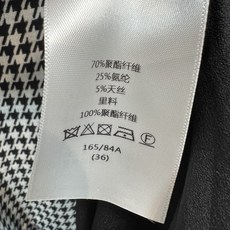 D家 26早秋新款 千鸟格收腰连衣长裙 面料厚实挺括 无袖圆领设计 领口配有精致蝴蝶结装饰 自带同花纹腰带 可以收紧腰线 D家 26早秋新款 千鸟格收腰连衣长裙 面料厚实挺括 无袖圆领设计 领口配有精致蝴蝶结装饰 自带同花纹腰带 可以收紧腰线