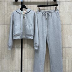 L家 26早秋新款 连帽卫衣套装 双面卫衣外套+高腰长裤 ,短款连帽外套双面可穿 一衣解锁两种穿搭风格 衣身设有实用侧兜 L家 26早秋新款 连帽卫衣套装 双面卫衣外套+高腰长裤 ,短款连帽外套双面可穿 一衣解锁两种穿搭风格 衣身设有实用侧兜