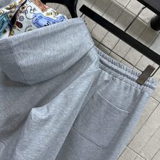 L家 26早秋新款 连帽卫衣套装 双面卫衣外套+高腰长裤 ,短款连帽外套双面可穿 一衣解锁两种穿搭风格 衣身设有实用侧兜 L家 26早秋新款 连帽卫衣套装 双面卫衣外套+高腰长裤 ,短款连帽外套双面可穿 一衣解锁两种穿搭风格 衣身设有实用侧兜