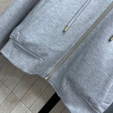 L家 26早秋新款 连帽卫衣套装 双面卫衣外套+高腰长裤 ,短款连帽外套双面可穿 一衣解锁两种穿搭风格 衣身设有实用侧兜 L家 26早秋新款 连帽卫衣套装 双面卫衣外套+高腰长裤 ,短款连帽外套双面可穿 一衣解锁两种穿搭风格 衣身设有实用侧兜