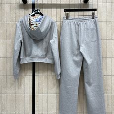 L家 26早秋新款 连帽卫衣套装 双面卫衣外套+高腰长裤 ,短款连帽外套双面可穿 一衣解锁两种穿搭风格 衣身设有实用侧兜 L家 26早秋新款 连帽卫衣套装 双面卫衣外套+高腰长裤 ,短款连帽外套双面可穿 一衣解锁两种穿搭风格 衣身设有实用侧兜