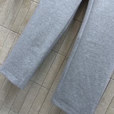 L家 26早秋新款 连帽卫衣套装 双面卫衣外套+高腰长裤 ,短款连帽外套双面可穿 一衣解锁两种穿搭风格 衣身设有实用侧兜 L家 26早秋新款 连帽卫衣套装 双面卫衣外套+高腰长裤 ,短款连帽外套双面可穿 一衣解锁两种穿搭风格 衣身设有实用侧兜