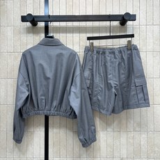 PD家 26早秋新款 灰色短款套装 翻领短款外套+高腰短款 采用羊毛混纺面料 利落翻领拉链短外套 胸口logo精致点缀 PD家 26早秋新款 灰色短款套装 翻领短款外套+高腰短款 采用羊毛混纺面料 利落翻领拉链短外套 胸口logo精致点缀