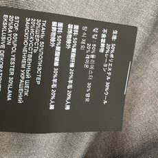 PD家 26早秋新款 灰色短款套装 翻领短款外套+高腰短款 采用羊毛混纺面料 利落翻领拉链短外套 胸口logo精致点缀 PD家 26早秋新款 灰色短款套装 翻领短款外套+高腰短款 采用羊毛混纺面料 利落翻领拉链短外套 胸口logo精致点缀