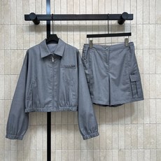 PD家 26早秋新款 灰色短款套装 翻领短款外套+高腰短款 采用羊毛混纺面料 利落翻领拉链短外套 胸口logo精致点缀 PD家 26早秋新款 灰色短款套装 翻领短款外套+高腰短款 采用羊毛混纺面料 利落翻领拉链短外套 胸口logo精致点缀