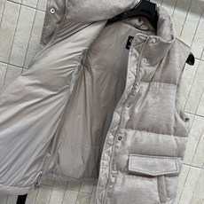 LP家 26秋冬新款 立领羽绒马甲外套 厚实立领可以护住脖颈抵御寒风 衣身带有精致logo徽章刺绣大尺寸工装口袋实用又富 LP家 26秋冬新款 立领羽绒马甲外套 厚实立领可以护住脖颈抵御寒风 衣身带有精致logo徽章刺绣大尺寸工装口袋实用又富