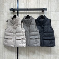 LP家 26秋冬新款 立领羽绒马甲外套 厚实立领可以护住脖颈抵御寒风 衣身带有精致logo徽章刺绣大尺寸工装口袋实用又富 LP家 26秋冬新款 立领羽绒马甲外套 厚实立领可以护住脖颈抵御寒风 衣身带有精致logo徽章刺绣大尺寸工装口袋实用又富