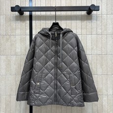M家 26秋冬新款 连帽抽绳羽绒外套 精致菱形格压纹锁绒不易结块 连帽款搭配可调节金属头抽绳 能够贴合脖颈抵挡冷风 侧边 M家 26秋冬新款 连帽抽绳羽绒外套 精致菱形格压纹锁绒不易结块 连帽款搭配可调节金属头抽绳 能够贴合脖颈抵挡冷风 侧边