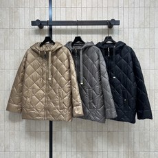 M家 26秋冬新款 连帽抽绳羽绒外套 精致菱形格压纹锁绒不易结块 连帽款搭配可调节金属头抽绳 能够贴合脖颈抵挡冷风 侧边 M家 26秋冬新款 连帽抽绳羽绒外套 精致菱形格压纹锁绒不易结块 连帽款搭配可调节金属头抽绳 能够贴合脖颈抵挡冷风 侧边