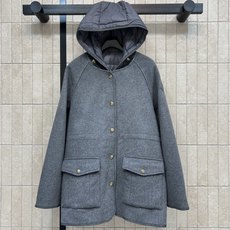 MO家 26秋冬新款 两件连帽羊毛外套 内层抽绳连帽羽绒马甲两件层次感 外层是细腻厚实的绒毛面料柔软保暖 可单穿可叠穿 MO家 26秋冬新款 两件连帽羊毛外套 内层抽绳连帽羽绒马甲两件层次感 外层是细腻厚实的绒毛面料柔软保暖 可单穿可叠穿