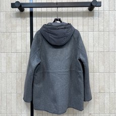 MO家 26秋冬新款 两件连帽羊毛外套 内层抽绳连帽羽绒马甲两件层次感 外层是细腻厚实的绒毛面料柔软保暖 可单穿可叠穿 MO家 26秋冬新款 两件连帽羊毛外套 内层抽绳连帽羽绒马甲两件层次感 外层是细腻厚实的绒毛面料柔软保暖 可单穿可叠穿
