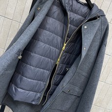MO家 26秋冬新款 两件连帽羊毛外套 内层抽绳连帽羽绒马甲两件层次感 外层是细腻厚实的绒毛面料柔软保暖 可单穿可叠穿 MO家 26秋冬新款 两件连帽羊毛外套 内层抽绳连帽羽绒马甲两件层次感 外层是细腻厚实的绒毛面料柔软保暖 可单穿可叠穿