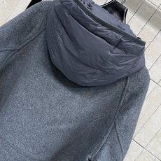 MO家 26秋冬新款 两件连帽羊毛外套 内层抽绳连帽羽绒马甲两件层次感 外层是细腻厚实的绒毛面料柔软保暖 可单穿可叠穿 MO家 26秋冬新款 两件连帽羊毛外套 内层抽绳连帽羽绒马甲两件层次感 外层是细腻厚实的绒毛面料柔软保暖 可单穿可叠穿