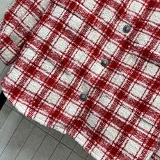 C家 26早秋新款 红白格纹外套 采用棉羊毛混纺面料 经典翻领设计 复古红白格纹元气吸睛 精致雕花纽扣沿门襟整齐排布 C家 26早秋新款 红白格纹外套 采用棉羊毛混纺面料 经典翻领设计 复古红白格纹元气吸睛 精致雕花纽扣沿门襟整齐排布