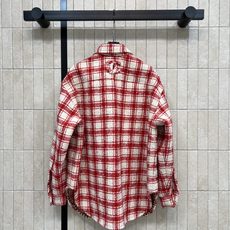 C家 26早秋新款 红白格纹外套 采用棉羊毛混纺面料 经典翻领设计 复古红白格纹元气吸睛 精致雕花纽扣沿门襟整齐排布 C家 26早秋新款 红白格纹外套 采用棉羊毛混纺面料 经典翻领设计 复古红白格纹元气吸睛 精致雕花纽扣沿门襟整齐排布