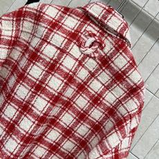 C家 26早秋新款 红白格纹外套 采用棉羊毛混纺面料 经典翻领设计 复古红白格纹元气吸睛 精致雕花纽扣沿门襟整齐排布 C家 26早秋新款 红白格纹外套 采用棉羊毛混纺面料 经典翻领设计 复古红白格纹元气吸睛 精致雕花纽扣沿门襟整齐排布