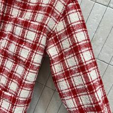 C家 26早秋新款 红白格纹外套 采用棉羊毛混纺面料 经典翻领设计 复古红白格纹元气吸睛 精致雕花纽扣沿门襟整齐排布 C家 26早秋新款 红白格纹外套 采用棉羊毛混纺面料 经典翻领设计 复古红白格纹元气吸睛 精致雕花纽扣沿门襟整齐排布