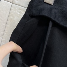 L家 26早秋新款 假两件微喇长裤 别致翻折腰头搭配三颗精致金色装饰扣 自带层次感 巧妙遮住小腹赘肉 侧边实用插袋美观 L家 26早秋新款 假两件微喇长裤 别致翻折腰头搭配三颗精致金色装饰扣 自带层次感 巧妙遮住小腹赘肉 侧边实用插袋美观