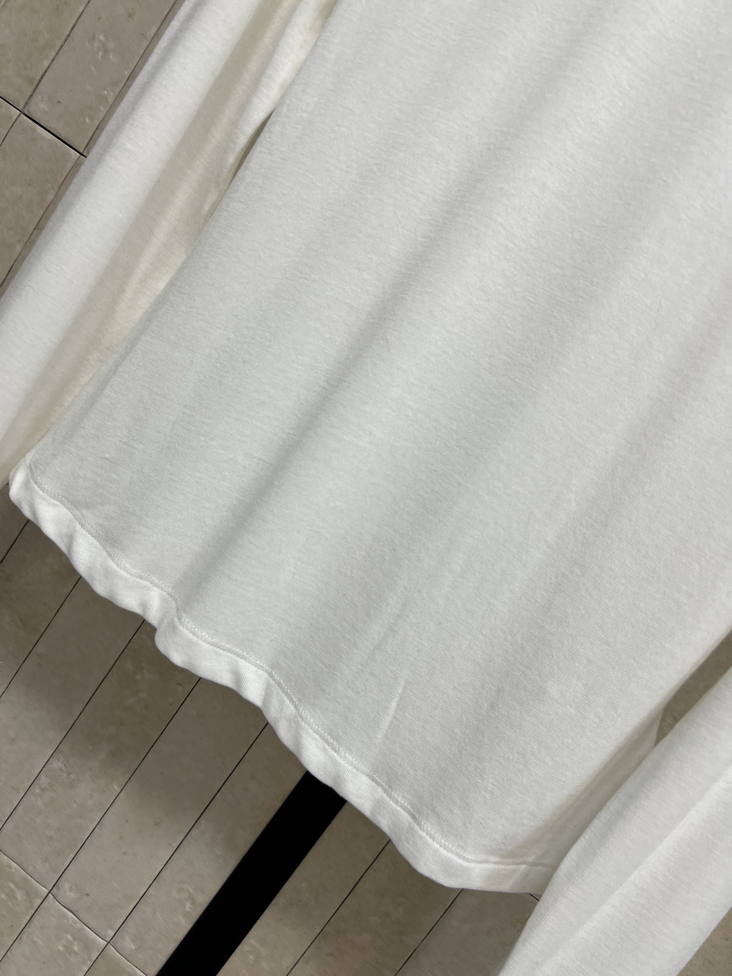 MIU家 26早秋新款 圆领长袖上衣 天丝羊毛混纺面料 软糯亲肤 圆领贴合脖颈线条 胸口精致logo低调精致 上身透气舒