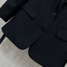 PD家 26早秋新款 黑色西装外套 经典平驳领剪裁利落大气 胸口精致三角logo金属作为点睛细节 双纽扣开合简约高级 PD家 26早秋新款 黑色西装外套 经典平驳领剪裁利落大气 胸口精致三角logo金属作为点睛细节 双纽扣开合简约高级
