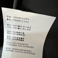 PD家 26早秋新款 黑色西装外套 经典平驳领剪裁利落大气 胸口精致三角logo金属作为点睛细节 双纽扣开合简约高级 PD家 26早秋新款 黑色西装外套 经典平驳领剪裁利落大气 胸口精致三角logo金属作为点睛细节 双纽扣开合简约高级