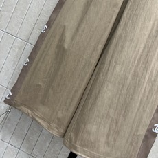 C家 26早秋新款 松紧腰阔腿长裤 棉质混纺面料轻薄透气 宽松垂顺的阔腿版型 弹力腰头印有精致logo印花 穿脱舒适不勒 C家 26早秋新款 松紧腰阔腿长裤 棉质混纺面料轻薄透气 宽松垂顺的阔腿版型 弹力腰头印有精致logo印花 穿脱舒适不勒
