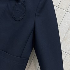 D家 26早秋新款 藏青短款外套 垂顺厚实的面料不易起皱 利落简约的翻领版型 复古金色排扣精致亮眼 左侧胸口带有精致l D家 26早秋新款 藏青短款外套 垂顺厚实的面料不易起皱 利落简约的翻领版型 复古金色排扣精致亮眼 左侧胸口带有精致l