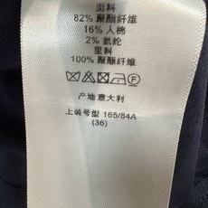 D家 26早秋新款 藏青短款外套 垂顺厚实的面料不易起皱 利落简约的翻领版型 复古金色排扣精致亮眼 左侧胸口带有精致l D家 26早秋新款 藏青短款外套 垂顺厚实的面料不易起皱 利落简约的翻领版型 复古金色排扣精致亮眼 左侧胸口带有精致l