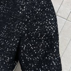 D家 26早秋新款 小香风短袖上衣 精致圆领搭配单颗珍珠扣 小巧门襟增添氛围感 整件衣身缀满细碎闪片 暗光之下自带细碎光 D家 26早秋新款 小香风短袖上衣 精致圆领搭配单颗珍珠扣 小巧门襟增添氛围感 整件衣身缀满细碎闪片 暗光之下自带细碎光